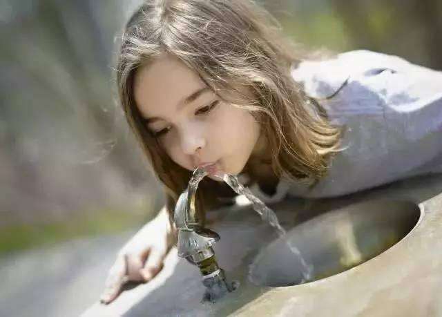老外和冷水.jpg